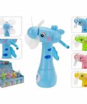 Blauwe waterspray ventilator giraffe 15 cm voor kinderen